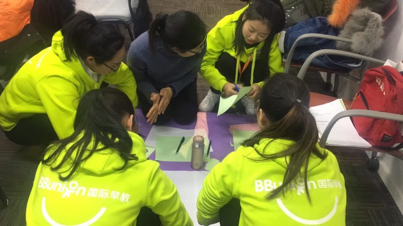 紧握梦想与信仰，灵魂在这里相遇碰撞，我们是光荣的早教老师。2017年12月7日，来自台州黄岩、云南昭通、湖北襄阳、江苏无锡、河南平顶山、江苏泰州、浙江温州等中心的精英指导师相聚北京，一同开启BBunion第100期指导师培训。